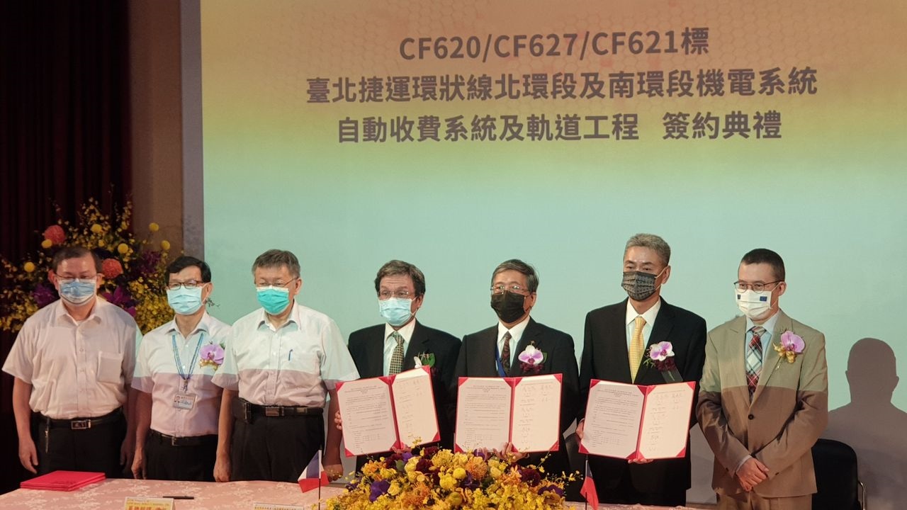 捷運南北環機電系統工程標簽約，簽約代表與台北市長柯文哲合影。記者胡瑞玲／攝影 