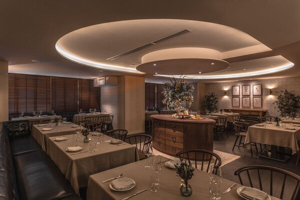 Chou Chou主用餐區彷彿ballroom般，利用天花圓弧切割轉折與間接燈光賦予層次感。圖／Chou Chou法式餐廳提供。