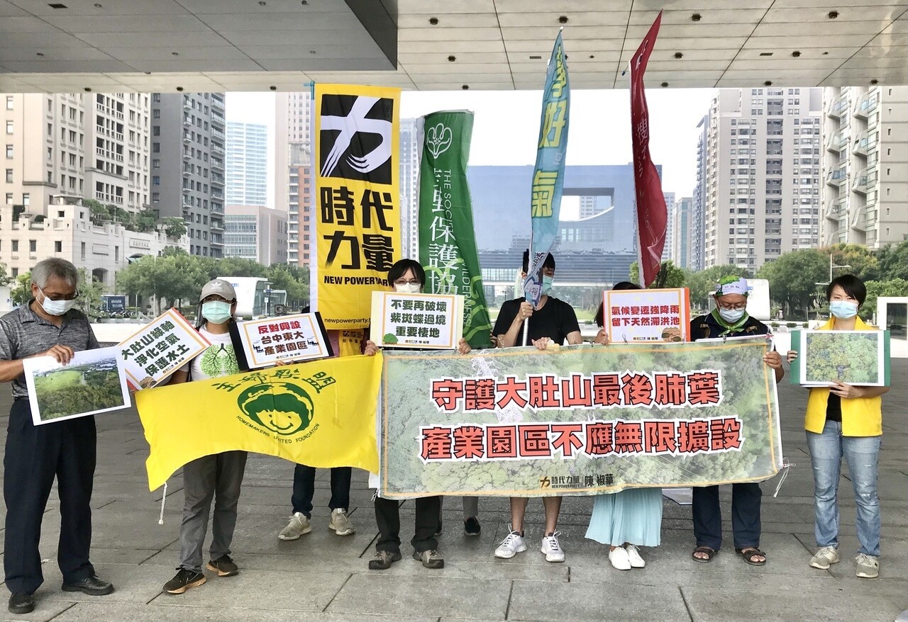 環保團體昨到中市府廣場抗議，要求退回東大科技產業園區開發案。市府表示，此案得經環評與都計審議，會兼顧經濟與環境保護。記者洪敬浤／攝影 