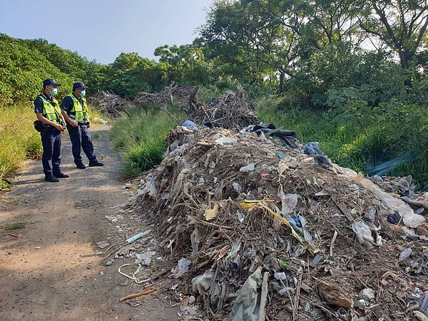 桃園市黃姓男子觀音區祖先墳墓周邊及小路遭人偷倒大量廢棄物汙染，警方查獲兩人函送法辦。記者曾增勳／翻攝