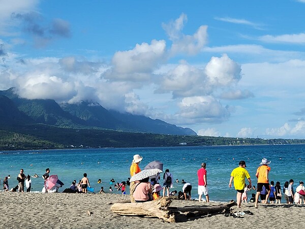 杉原海水浴場於8月24日開放戲水，至9月23日止入場人數已超過1萬3000人。圖／台東縣政府提供