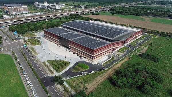 大台南會展中心金屬質感的鯤鯓造型屋頂及古蹟般的紅牆,融入在地設計意象。圖/台南市工務局提供