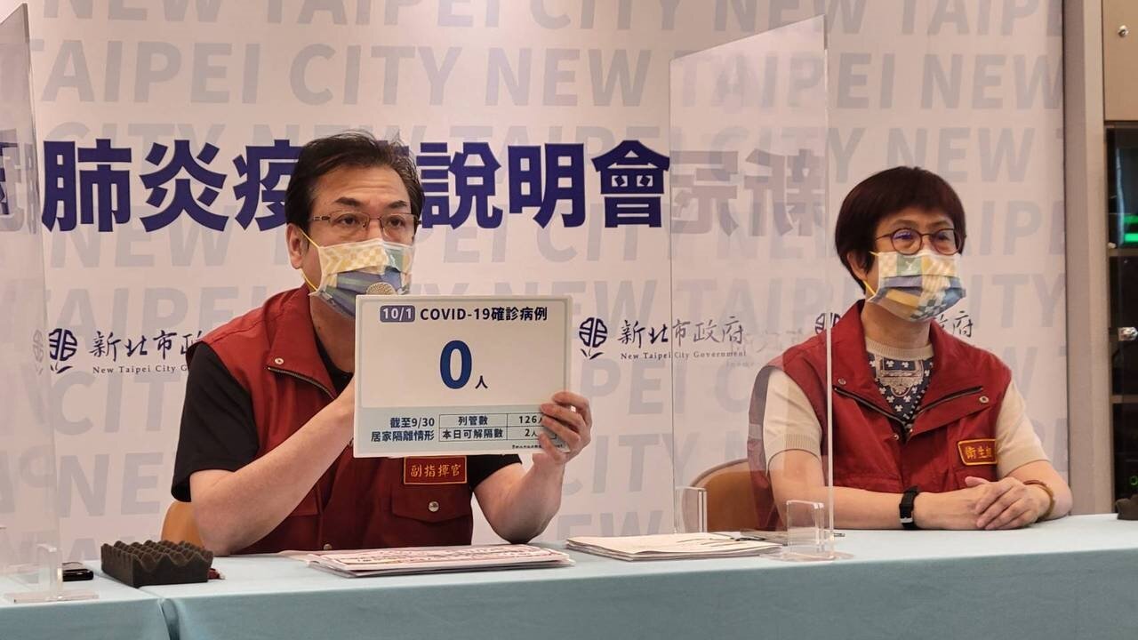 新北市副市長劉和然(左)今天在防疫記者會上說明,是因為學生專案施打完畢,經盤點回報後還有剩餘,由中央媒合後調配到台北市。記者江婉儀/攝影