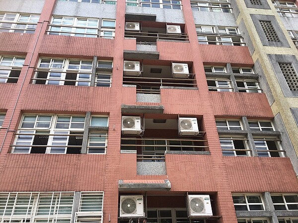 桃園2019年推動國中小學班班有冷氣政策,配合中央前瞻預算補助,教育局預計2022年2月全部裝設完畢,但目前已有學校在使用,且電費收取標準不一,引發質疑。圖/桃園市教育局提供