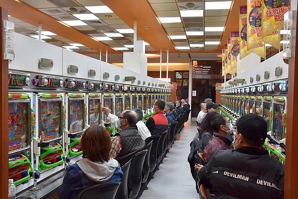 電子遊戲場所、資訊休閒場所通則外尚需遵守顧客以1人1機遊玩。圖/台中市政府提供