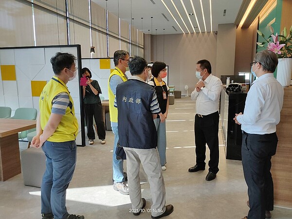 台中泓瑞建設「崇德薈」預售案爆2房產品2小時完銷、上百人排隊「搶房」,疑似炒作哄抬;內政部進行聯合稽查,發現業者有違反預售屋新制紅單管理規定。圖/內政部提供