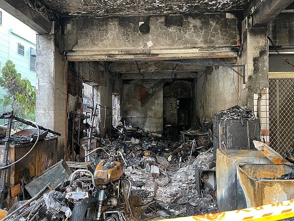 里長表示,騎樓下燒毀的重型機車,應該是屋主兒子私下接案的維修或改裝車輛。記者劉柏均/攝影