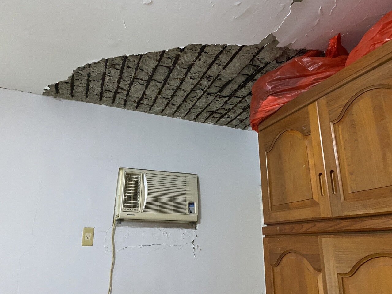 吳姓住戶日前半夜睡到一半,突然聽到重物砸落的聲音,驚醒後發現房間另一角的天花板水泥塊掉落在地上。記者鄭維真/攝影