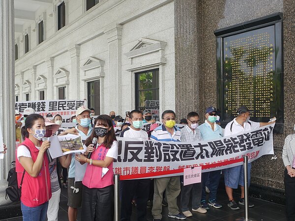 高雄鳳山區誠智里居民反對國產署將土地標租建置太陽能光電站，昨到議會抗議。記者徐白櫻／攝影 