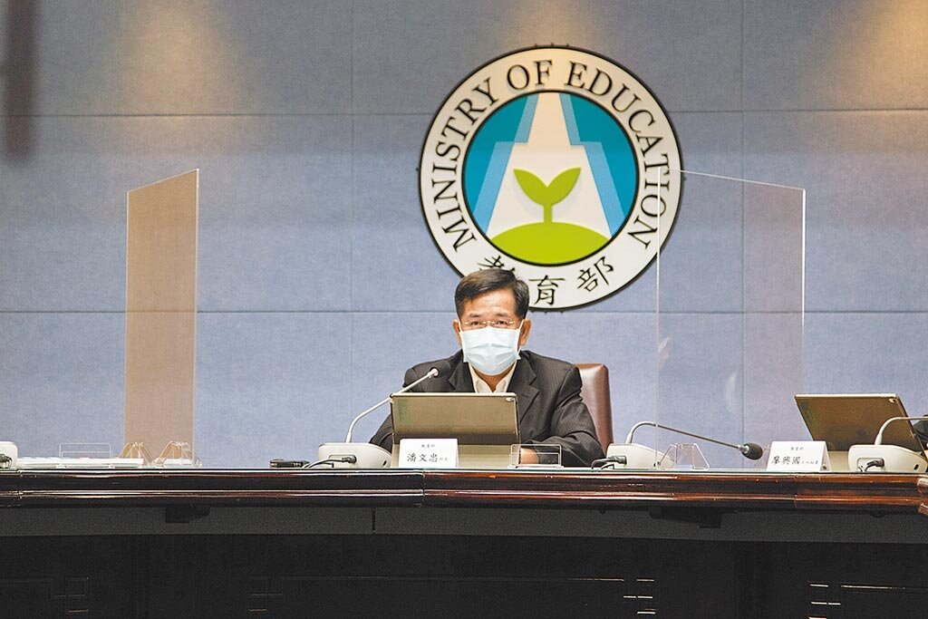 教育部昨安排國教署長彭富源說明學習歷程檔案遺失事件,未料他未出面,僅把兩分多鐘逐字讀稿的音檔,PO在媒體群組,立委與教團齊轟太敷衍。圖為教育部長潘文忠。圖/教育部提供