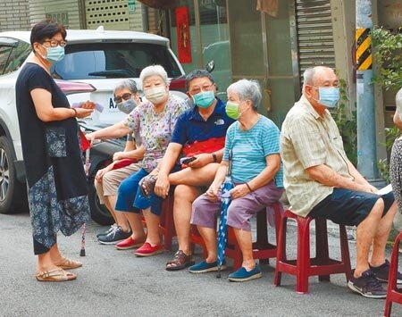今年公費流感疫苗1日開打,符合資格的民眾將分兩階段進行接種,直到632萬劑打完為止,北市不少長者在開打前到里民中心設置的接種站外排隊注射疫苗。(趙雙傑攝)