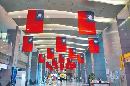 新北市喜迎國慶,市府大廳垂掛23面巨幅國旗,讓洽公民眾感受濃濃國慶氛圍。(陳慰慈攝)