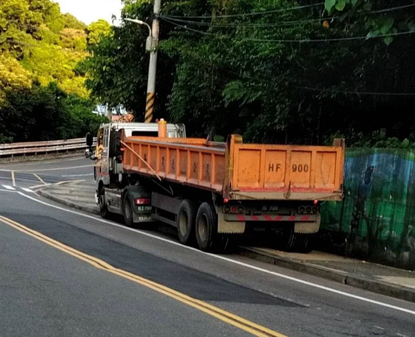 基隆中和路建案多砂石車違停占道嚴重，民眾險象環生。圖／議員張秉鈞提供
