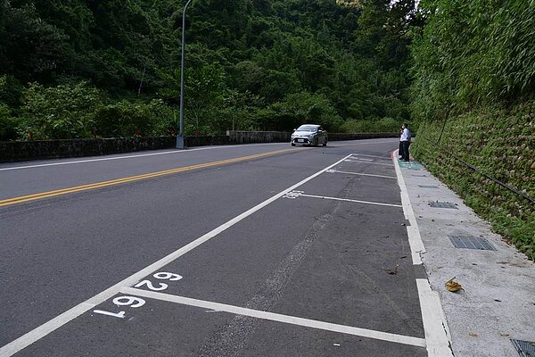 新北交通局在北47線0.34K至0.5K段的山側增設水溝蓋,增設50個停車位。圖/交通局提供