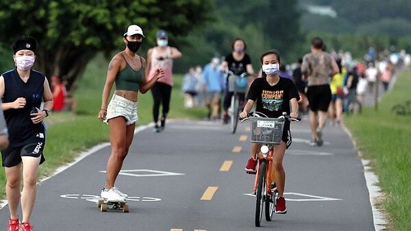 戶外活動有望解禁強制戴口罩。記者侯永全/攝影