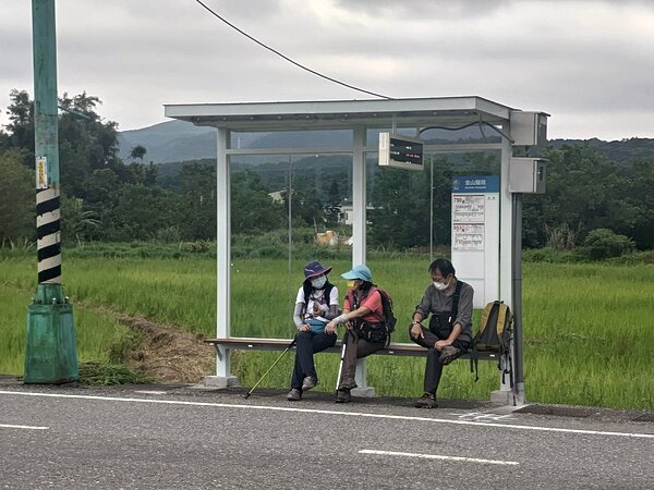 台大金山分院增設候車亭。圖/新北市政府提供