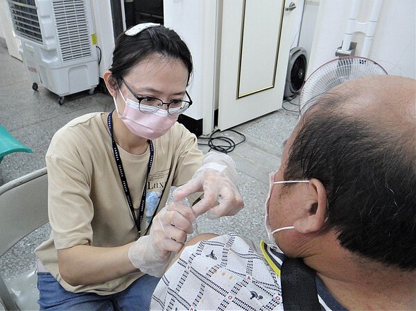 雲林首創全縣廣設23個返鄉快打站,提供旅居外縣市鄉親返鄉施打疫苗,一下高鐵就可打疫苗。記者蔡維斌/攝影