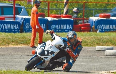 工業技術研究院研發的「電動機車驅動次系統公版解決方案」利用在ITRI Racing機車上,2日也在桃園市龍潭區舉辦的賽事中亮相。(賴佑維攝)