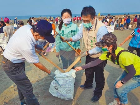 台南市長黃偉哲（右二）帶隊參與黃金海岸淨灘活動。（洪榮志攝）