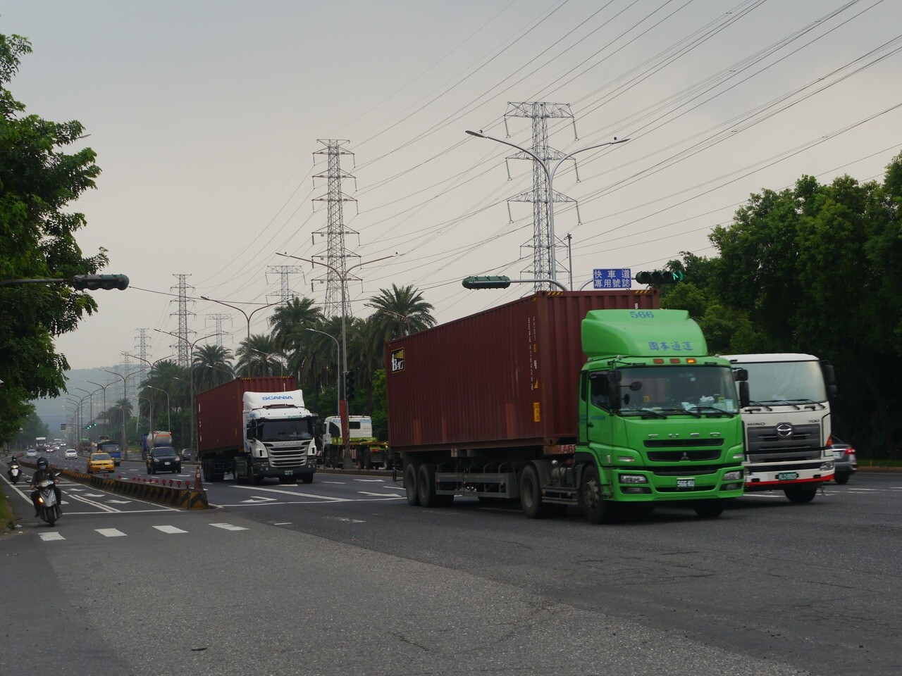 高雄市小港區沿海路是林園工業區與臨海工業區重要聯外道路，即使假日也有許多聯結車、貨櫃車通行。記者徐白櫻／攝影 