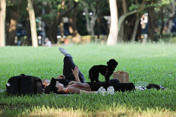 今天各地晴朗炎熱、高溫約在35、36度,要注意防曬、防中暑;午後中南部山區有局部短暫降雨的機率。 聯合報系資料照/記者許正宏攝影