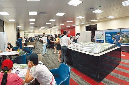 第四季房市開紅盤!潤隆建設首度造鎮,基隆總銷180億元「新橫濱」登場,已售百餘戶,現場呈「爆桌」熱況。圖文∕蔡惠芳