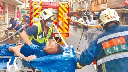 新北一棟公寓火警,警消獲報到場後布水線救出5人,其中3人經搶救後皆宣告不治。(郭吉銓攝)