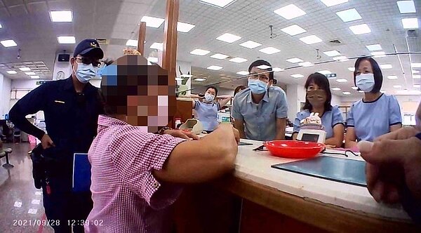 新竹縣1名婦人日前接獲「老鄰居」電話稱要賣地,她不疑有他前往農會準備匯款280萬元,被行員與警方攔阻。圖/記者張裕珍翻攝