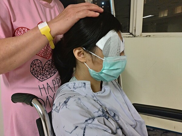 屏東潘姓超商女店員日前遭人攻擊,重創雙眼,高雄長庚今天再替她手術,過程十分順利。圖/王昭月翻攝