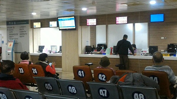 醫院櫃檯現場示意資料照片,非新聞報導案件。圖/高雄市勞工局提供