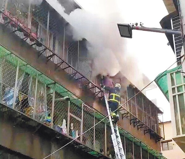 新北一處民宅發生火警,一家5口3死2傷,警消初步研判,火警原因疑是客廳電線走火導致。圖/民眾提供