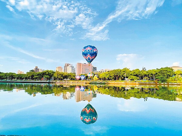 「高雄愛。月熱氣球」熱氣球繫留體驗活動2日下午開賣秒殺。圖/高巿府觀光局提供