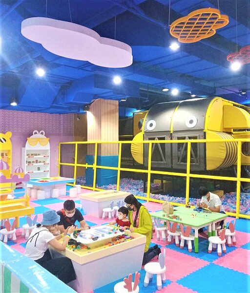 位在台中軟體園區Dali Art藝術廣場的室內主題樂園「異想新樂園」推出以5000元振興券換1萬元抵用券的超值方案。圖/異想新樂園提供