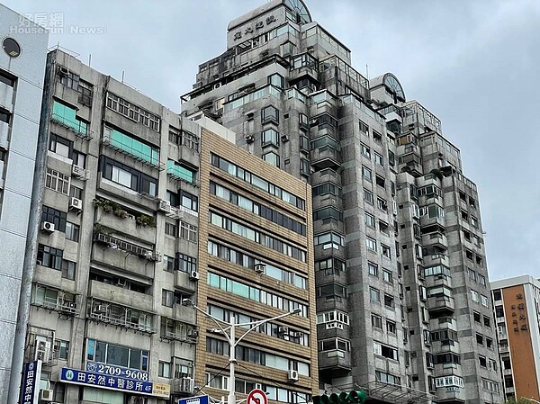 老大樓vs. 老公寓哪個好? 網揭優劣關鍵是「這」 有網友看中一間21年的中古大樓,房子狀況及價格都讓他非常心動,但因附帶的是「機械車位」,讓他遲遲不敢下斡旋。圖/好房網News記者呂詠柔攝