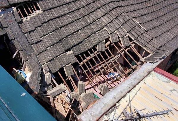 老厝改建前，屋頂破了一個大洞。圖／希望義工團提供