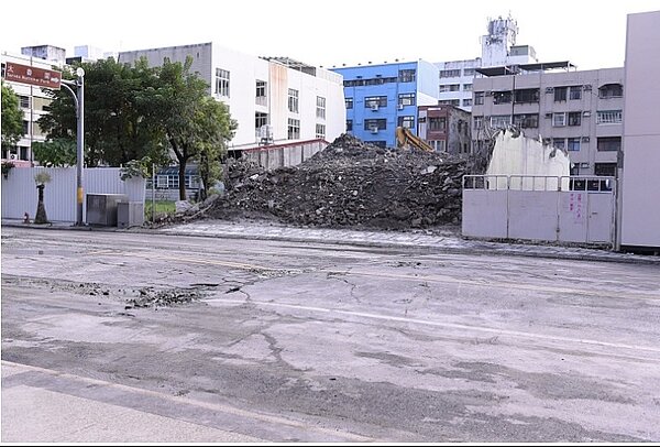 花蓮漫波假期飯店日前進行拆除工程，卻發生整棟樓倒塌意外，朱立倫認為，這起事件突顯國內危老建築與工安問題，應加速推動都市更新及危老重建才能真正解決問題。圖／花蓮縣政府