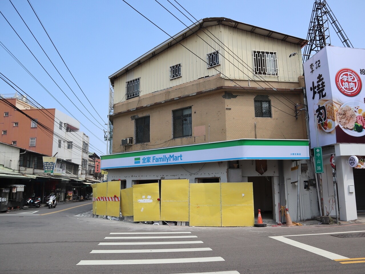 台中市沙鹿區四平街的巨業沙鹿總站最近圍起圍籬，租給超商。記者游振昇／攝影 