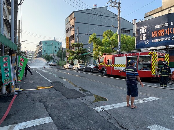 橋頭仕豐路146-12號發生瓦斯外洩，消防局以水霧侷限及稀釋天然氣濃度。圖／高雄市政府提供