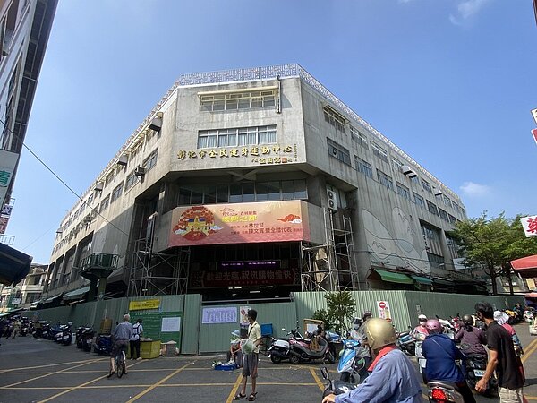 有35年歷史的彰化市民權市場大樓,921大地震後,經土木技師判定耐震不足必須辦理補強,歷經20年,近日才開始施工。記者劉明岩/攝影