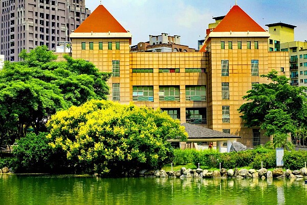 台中台灣欒樹10月底前最好拍。圖/台中市建設局提供