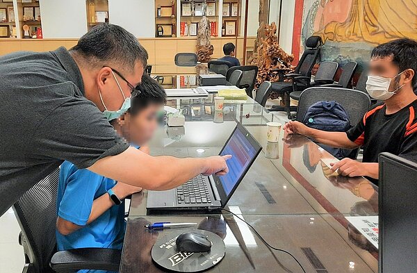 端端(中)受惠於新北推動青少年就學就業關懷計畫,不只能出門,還找到對於拍片熱情,自己也克服癲癇症可以到燒肉店學習。圖/新北教育局提供