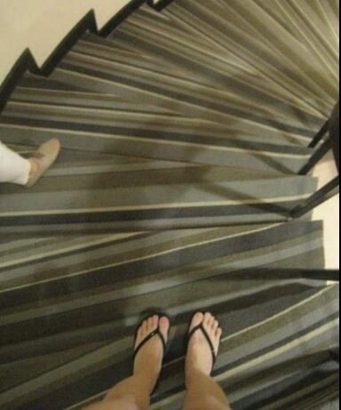 網友發出「不小心會摔死的樓梯」照片。圖／翻設自《奇葩裝潢分享中心》