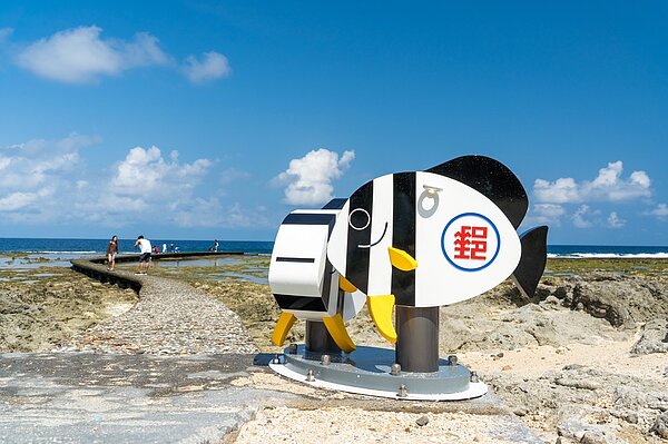 綠島尖翅燕魚海底母子郵筒3日正式啟用。圖/臺東縣府提供