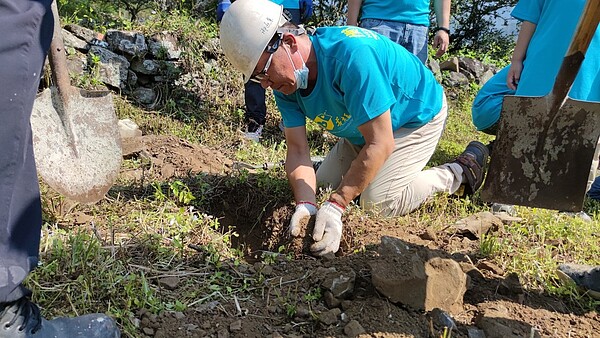 衡山行善團昨天至高雄市桃源區拉芙蘭里幫助高姓三兄弟搭建房子，因停電只能徒手挖地基。圖／衡山行善團提供