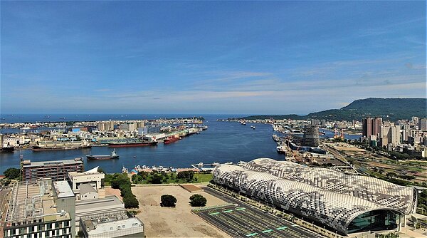 豪宅市場頗熱，建商湧入南京東西路一帶購地都更，推估逾400億案量醞釀；南台灣則以發展快速的高雄亞洲新灣區成焦點，兩大區域出現名人買房卡位。圖為高雄亞灣區／業者提供