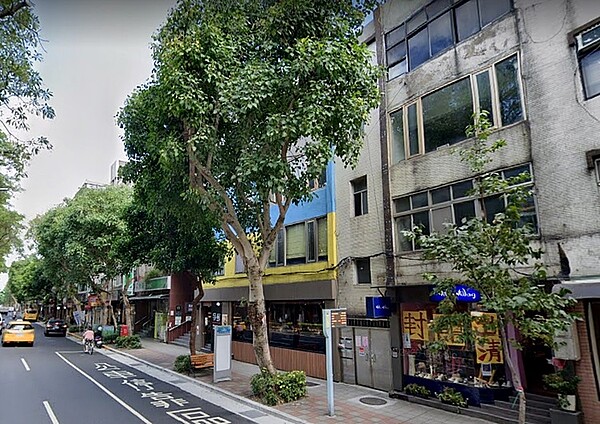 在民生社區深耕數十年的迴轉壽司「爭鮮」,從鄰近民生社區圓環店面搬遷至靠近光復北路一帶,今年5月疫情嚴峻前進行內部整修,卻在近期掛上招租廣告。圖/google map