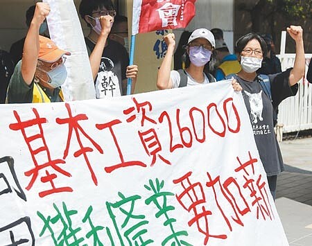 今年經濟成長率可望破6%,應加大基本工資調升幅度,若調幅介於6%至8%,基本工資可望漲至26K;不過,就現實面來看,經濟成長果實,並未反映在全體受雇員工中,根據主計總處統計顯示,今年1至7月全台812萬名受雇員工、經常性薪資平均4萬2959元,與去年同期相比,只調高761元,年增幅僅1.8%。(本報資料照片)