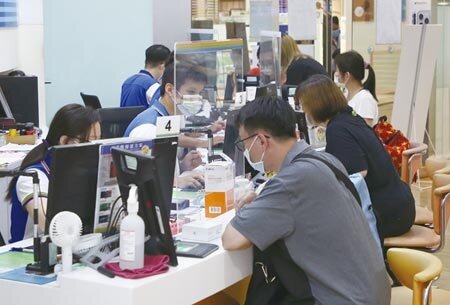 為刺激4G用戶升轉5G,中華電4G主力資費近期均做了調整,對於最受普羅大眾喜愛的499方案,中華電近期仍於網路門市限定提供499方案,但限速21Mbps上網吃到飽。圖∕趙雙傑