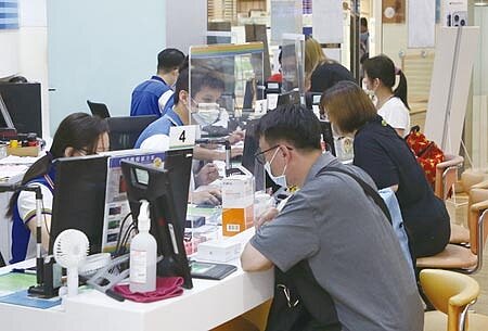 為刺激4G用戶升轉5G,中華電4G主力資費近期均做了調整,對於最受普羅大眾喜愛的499方案,中華電近期仍於網路門市限定提供499方案,但限速21Mbps上網吃到飽。圖∕趙雙傑