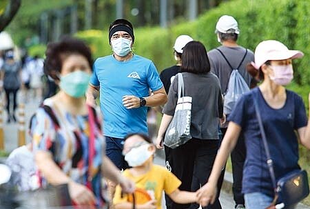 財委會召委李貴敏昨指出，財政部國庫署國債鐘最新資料，政府長期性債務未償餘額已高達5.6兆元，加上短期性債務，國人平均每人負擔債務突破25萬元大關，已經不是「債留子孫」而已，簡直「債留曾孫」。圖為民眾戴口罩在公園散步運動。（陳俊吉攝）